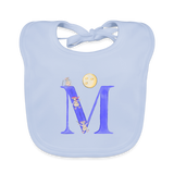 Baby Lätzchen personalisiert – Bio-Baumwolle mit Buchstabe "M" 🌱🍼 - sky Blue